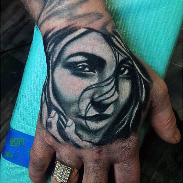 Tatuaje en la mano,  cara de mujer simpática