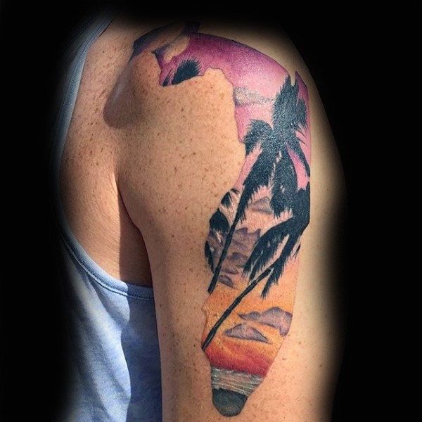 Originale Form und Farbe Tattoo mit Palmen an Schulterlänge