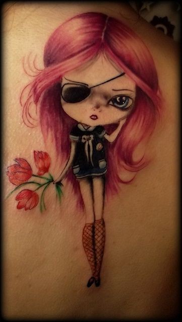 Tatuaje  de chica pirata con el pelo rojo y bouquet de flores