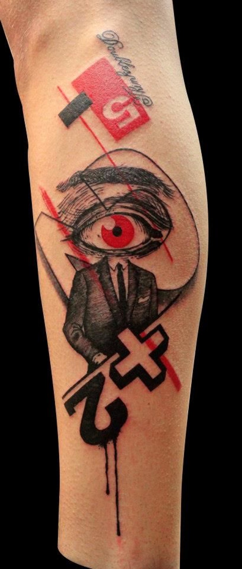 Tatuaje en la pierna, estilo original combinado, colores negro y rojo