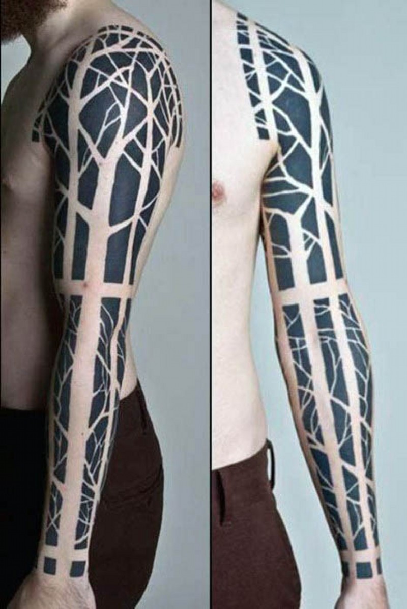 Tatuaje en el brazo completo, idea de bosque estupenda, tinta negra