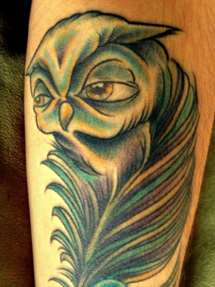 Tatuaggio colorato sul braccio la cevetta