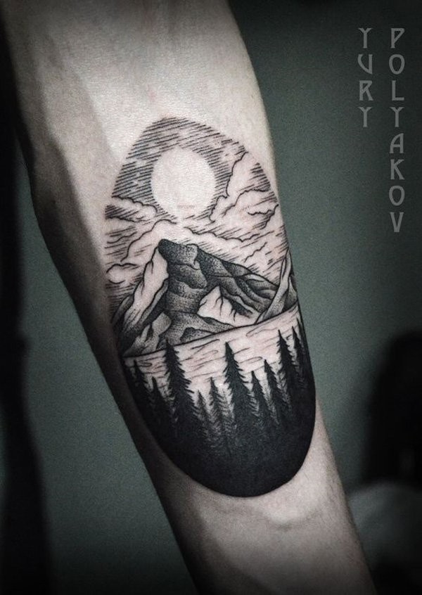 Eulenförmiges im Gravur Stil Unterarm Tattoo mit Bergsee und Wald