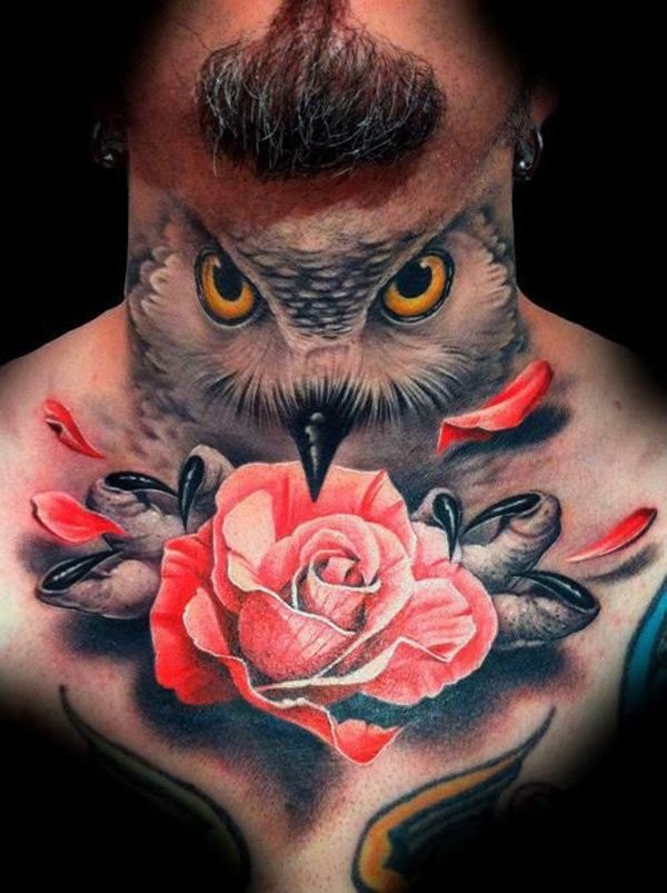 Tatuaje en el cuello, rostro de lechuza con rosa, diseño bien pintado