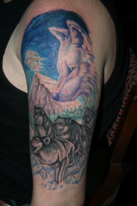 Tatuaggio colorato sul braccio la famiglia dei lupi