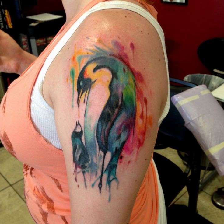 verniciato colorato inchiostro pinguino tatuaggio su spalla