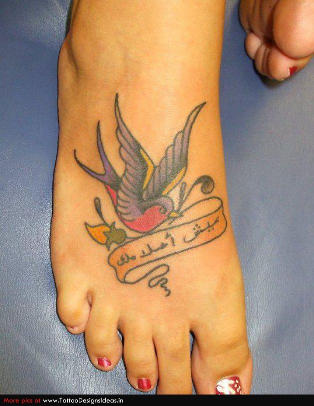 Tatuaje en el pie, ave abigarrada y cinta con texto 
en árabe
