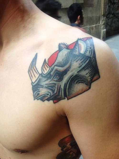 Tatuaje en el hombro, cabeza de rinoceronte estilizado