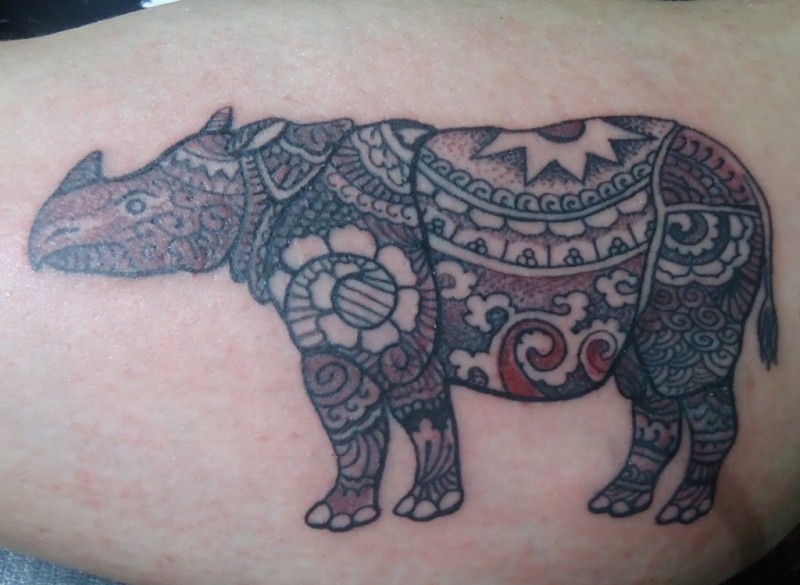 dipinto rinoceronte tatuaggio con fiore modello