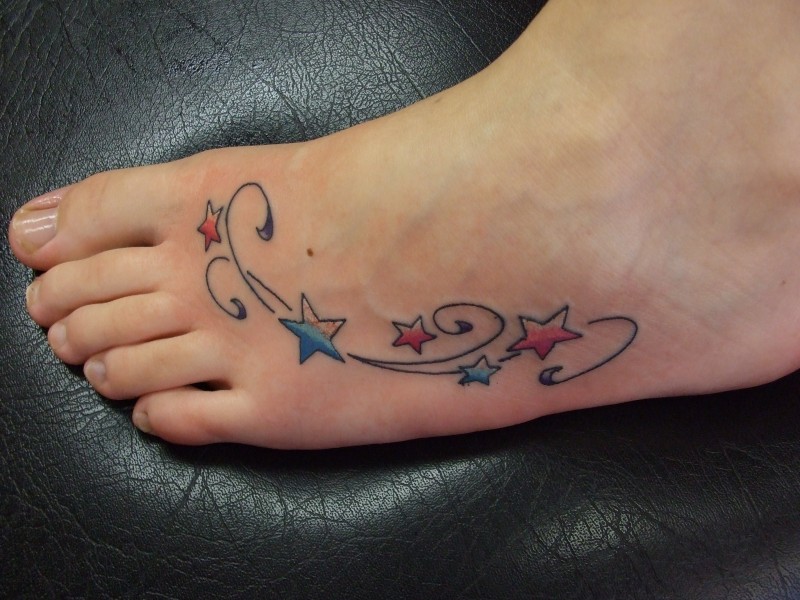 Tattoo von ausgemalten Sternen  auf dem Fuß