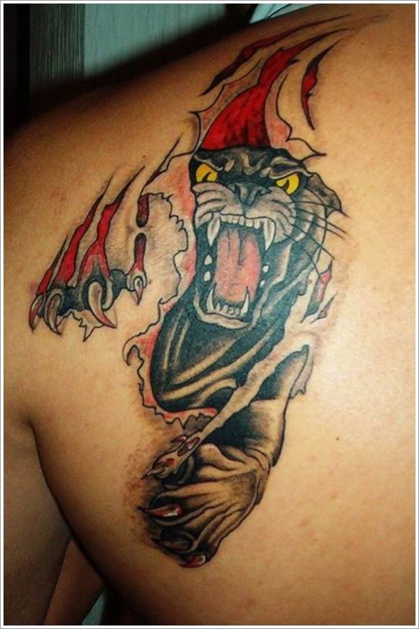 Tatuaje en el omóplato de una pantera bajo el corte de la piel.