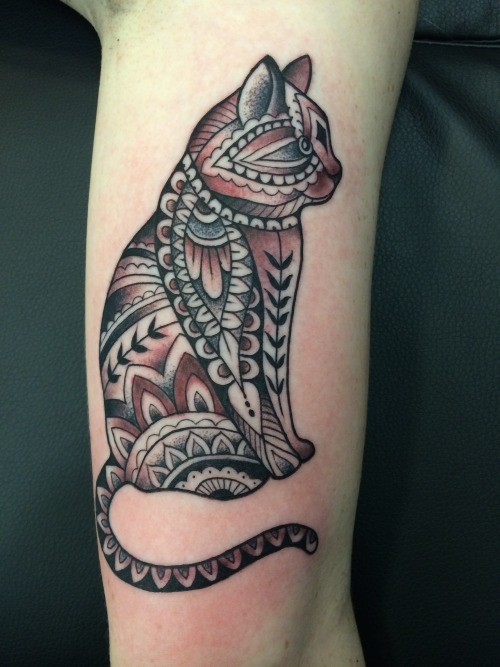 Tatuaggio carino sul braccio il gatto stilizzato  by Karina Figuero
