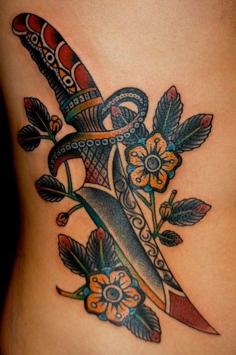 patchwork pugnale con fiori tatuaggio