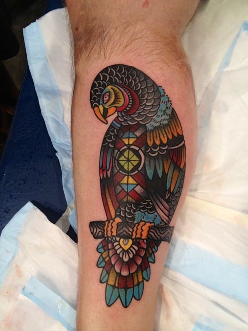 Tatuaggio carino sul braccio il pappagallo stilizzato