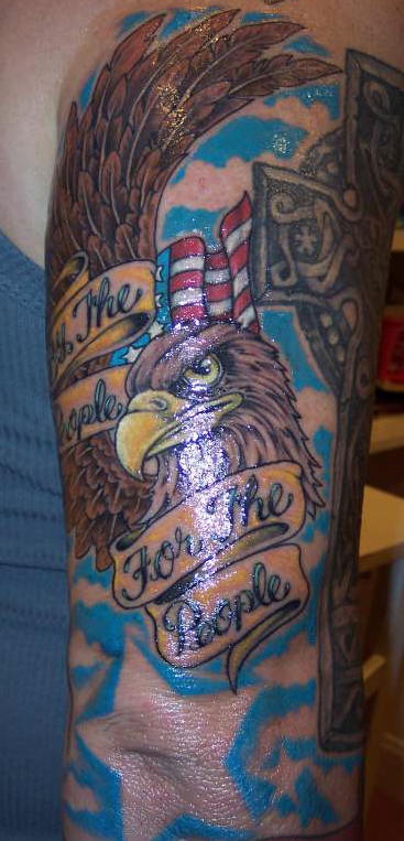 el tatuaje patriota detallado y colorado con una aguila y la bandera americana