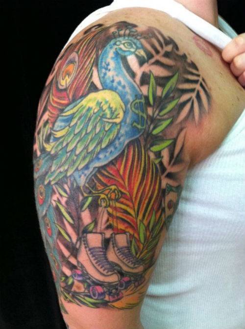 Tatuaggio sul braccio il pavone colorato