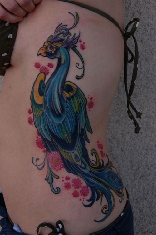 Tatuaggio grande sul fianco il pavone