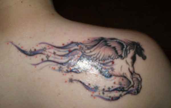 Pegasus und Sternenspur Tätowierung am Schulterblatt
