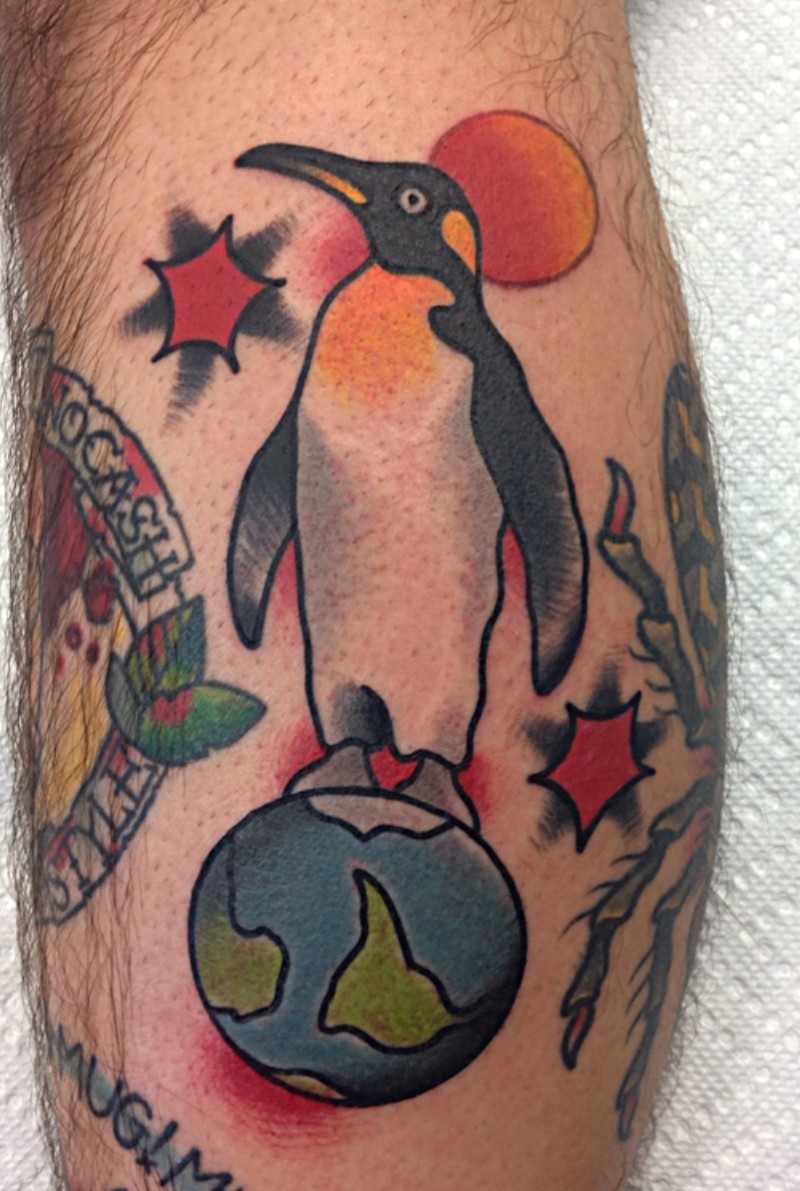 bel pinguino sta su globo tatuaggio su gamba