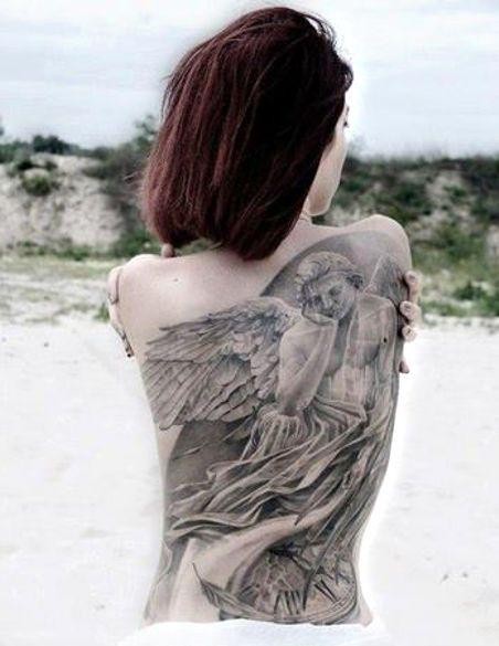 Tatuaggio impressionante sulla schiena l&quotangelo pensieroso