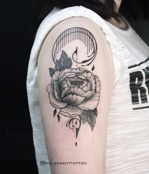 Pfingstrose Blume Tattoo auf Schulter des Mädchens im Gravur Stil von Valera Kot