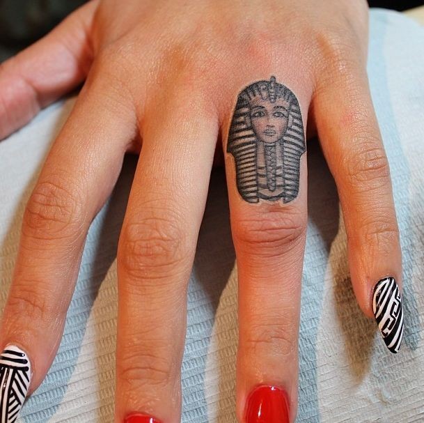 Maske des Pharaos Tattoo am Finger