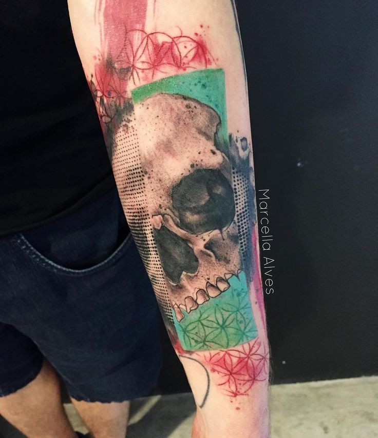 Tatuaggio con braccio colorato in stile Photoshop di teschi umani con vari ornamenti