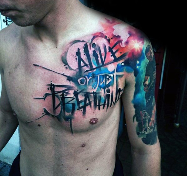 Photoshop Stil farbiges Brust und Schulter Tattoo mit Schriftzug