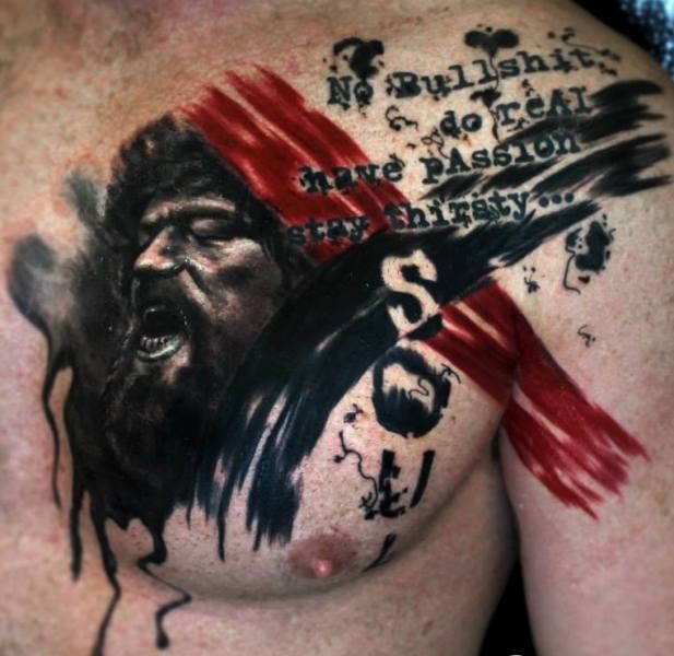 Photoshop Stil farbiges Brust Tattoo des Mannes mit dem Schriftzug