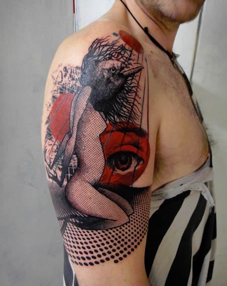 Photoshop Stil farbiges Schulter Tattoo von der Frau mit Krähenkopf und menschlichem Auge