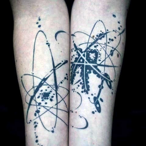 Physischstil tinteschwarzer Unterarm Tattoo des Atoms