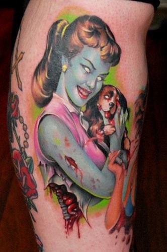 Pin up Zombie-Mädchen mit kleinem Hund Tattoo