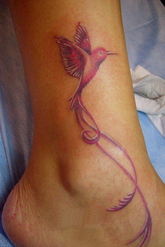 Tatuaje en el tobillo, 
colibrí rosa con cola larga elegante