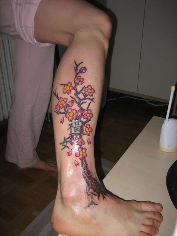 Tatuaje en la pierna, árbol con flores pintoresco