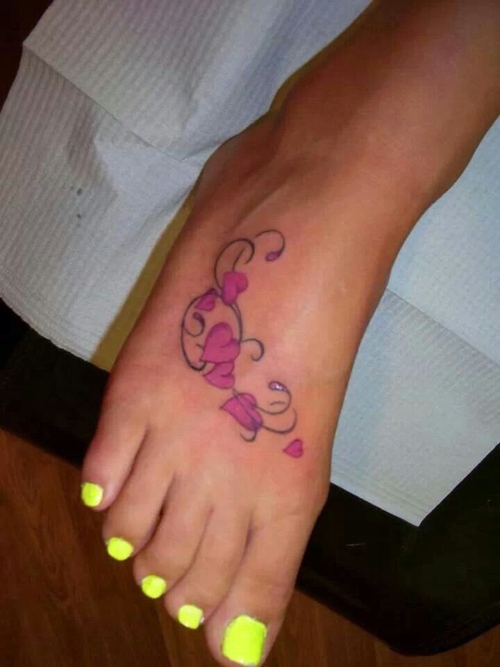 Süßes Tattoo von rosa Herzen auf dem Fuß