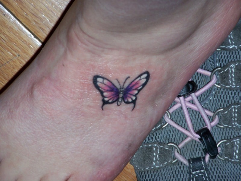 Tatuaje en el pie, mariposa pequeña suave