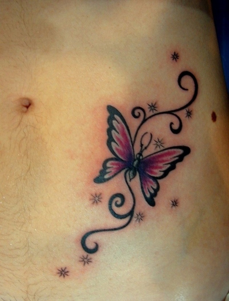 Tatuaje en el estómago,  mariposa linda de color rosa con rizos y estrellas