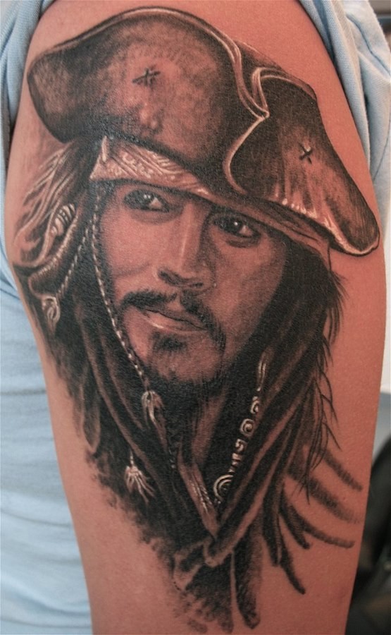 Tatuaje en el brazo,
pirata famoso muy realista