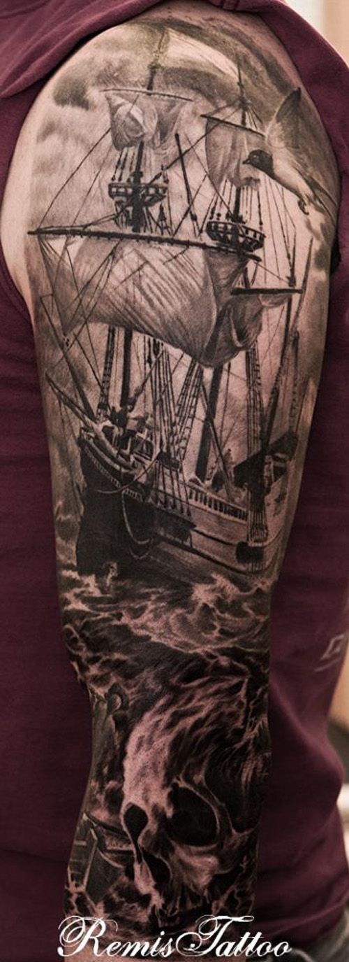 Tatuaje en el brazo, barco pirata y calavera en el agua