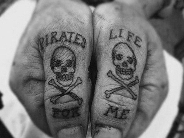 Tatuajes en los dedos, 
calaveras piratas simples y inscripciones