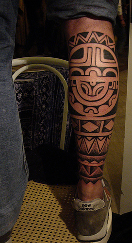 Tatuaje polinesio en la pierna