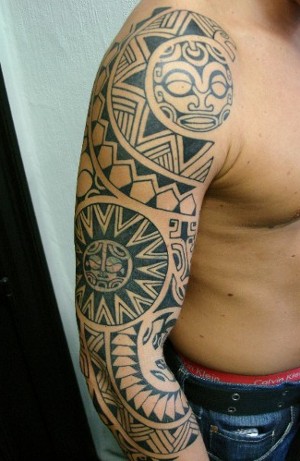 Tatuaje en el brazo, estilo polinesio