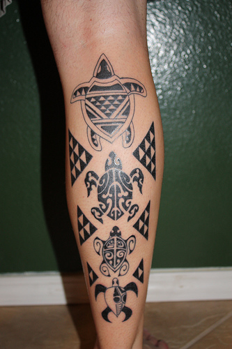 Tatuaggio grande sulla gamba le tartarughe in stile tribale