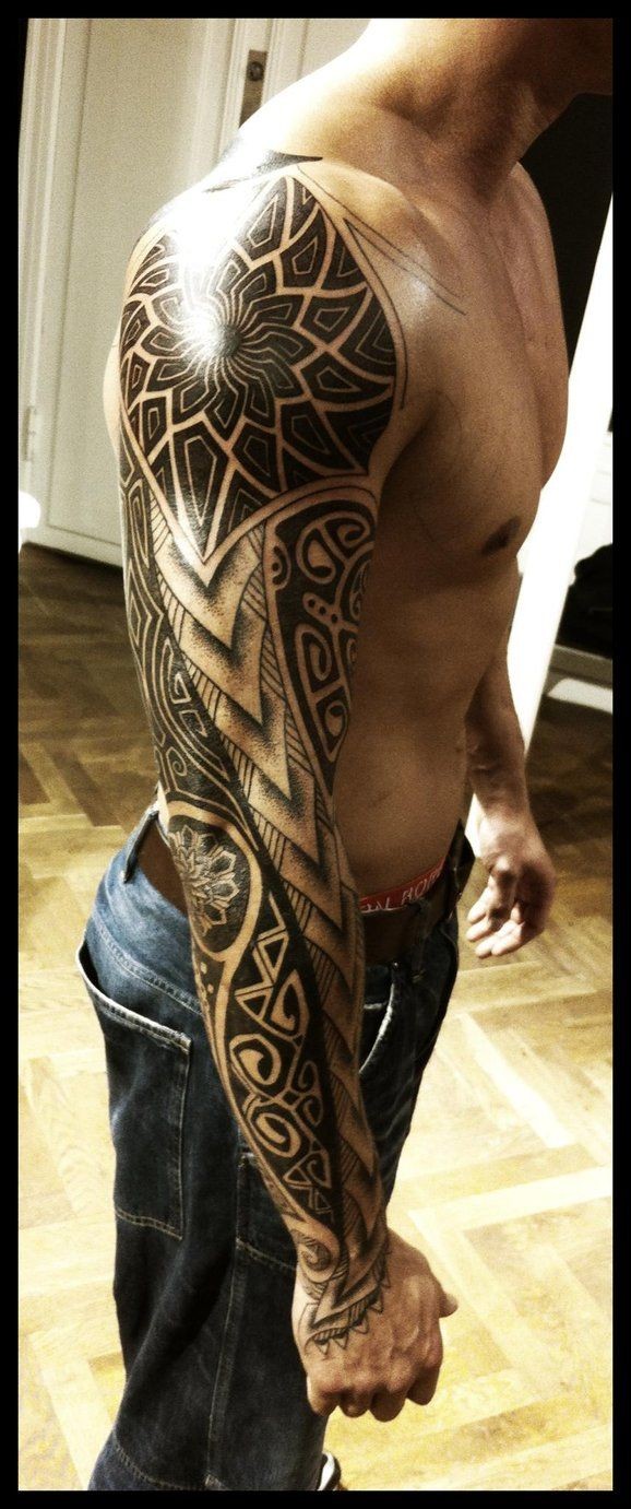 Polynesischer Stil schwarzweiße detaillierte Ornamente Tattoo am Ärmel