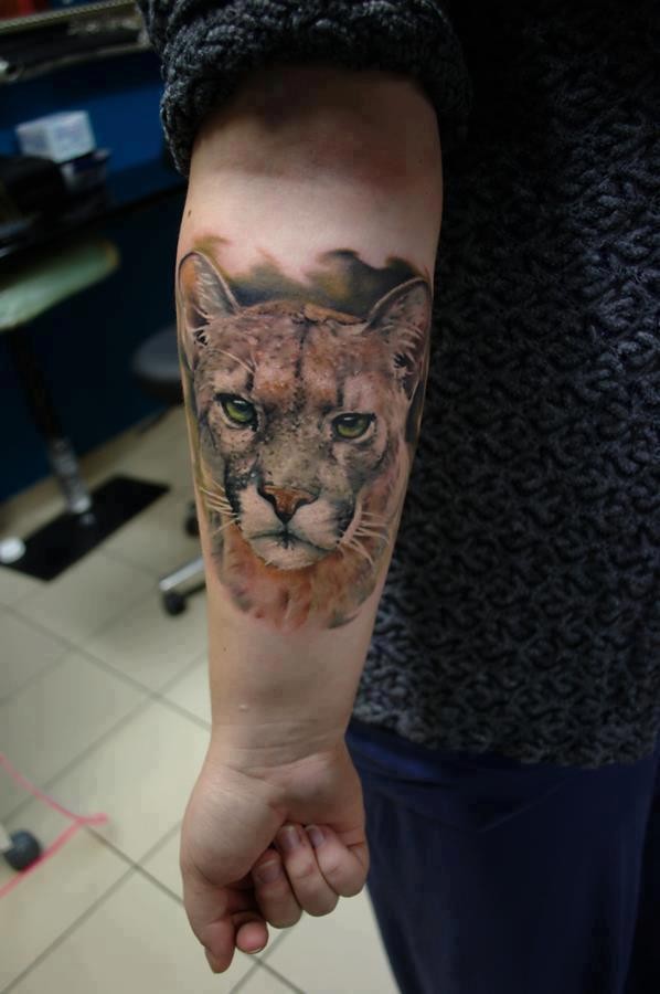 Tatuaje en el antebrazo,
cabeza de jaguar lindo