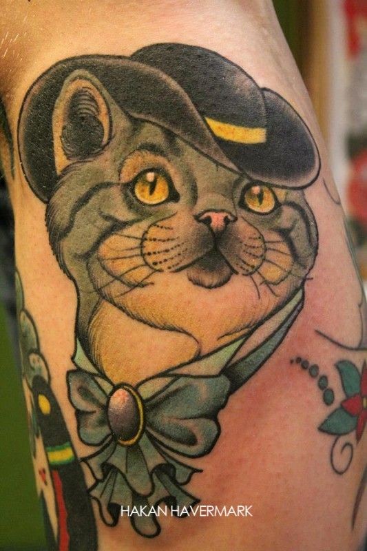 Tatuaje  de gato orgulloso con sombrero y lazo