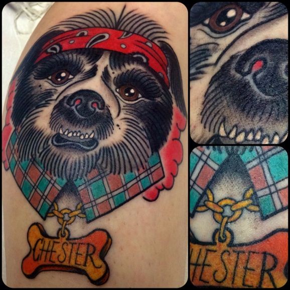 Tatuaje del retrato de un perro en un pañuelo rojo, chester