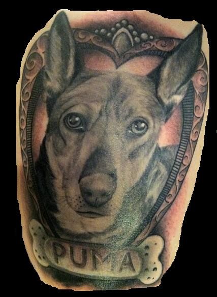 Tatuaje del retrato de un perro nombrado puma