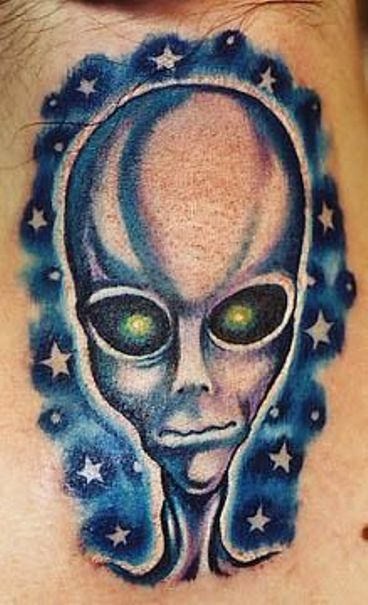 Tatuaje  de criatura alienígena con ojos grandes