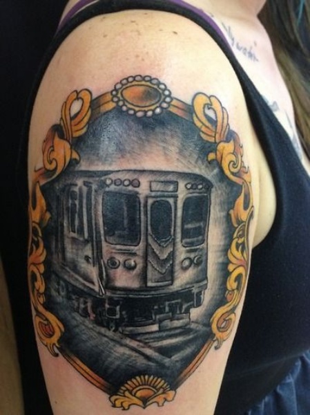 Tatuaggio del braccio moderno colorato in stile ritratto del moderno treno sotterraneo